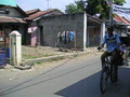 インドネシア　チレボン市トゥルスミ地区のある通り